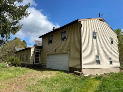 2489 Scenic Dr, Bath, PA 18014 photo 2
