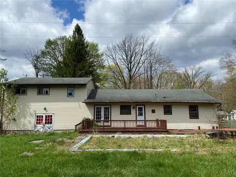 2489 Scenic Dr, Bath, PA 18014 photo 4