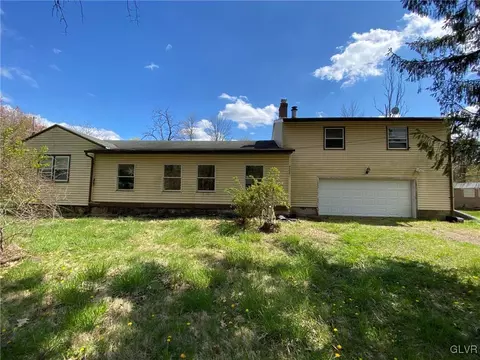2489 Scenic Dr, Bath, PA 18014 photo 1