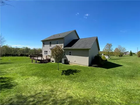 2760 Maefield Rd, Bath, PA 18014 photo 4