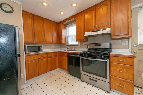 444 Maple Rd, Hellertown, PA 18055 photo 3
