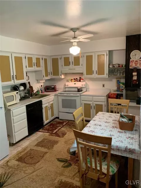 132 Old Forge Dr, Bath, PA 18014 photo 2