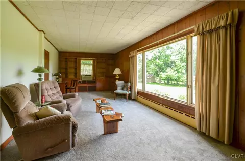 3029 Drifting Dr, Hellertown, PA 18055 photo 3