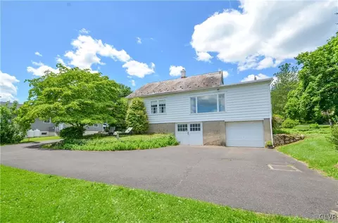 3029 Drifting Dr, Hellertown, PA 18055 photo 2
