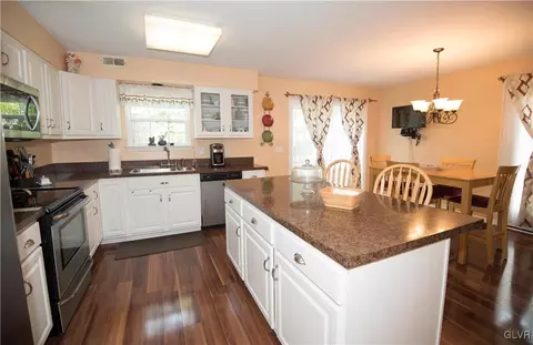 105 Independence Ct, Bethlehem, PA 18020 photo 6