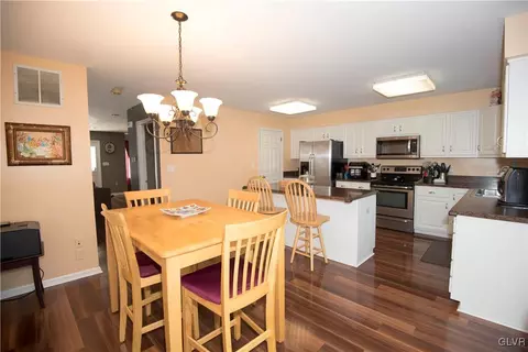105 Independence Ct, Bethlehem, PA 18020 photo 3