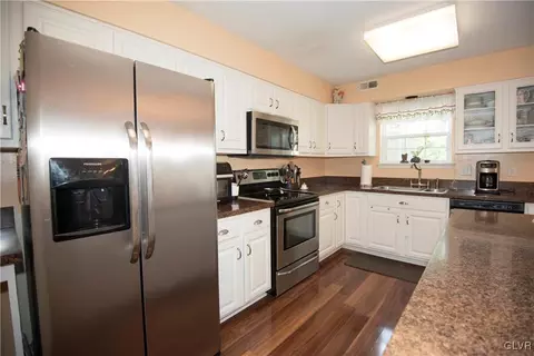 105 Independence Ct, Bethlehem, PA 18020 photo 4