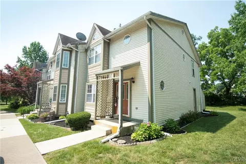 105 Independence Ct, Bethlehem, PA 18020 photo 2