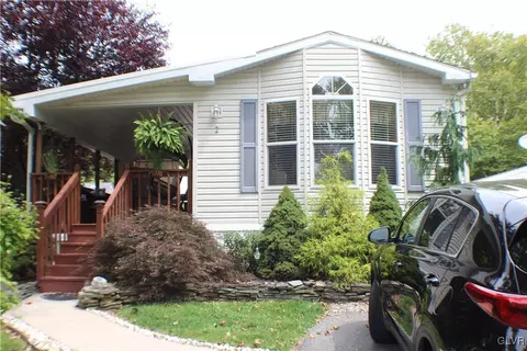 2 Lakeview Ct, Bath, PA 18014 photo 1