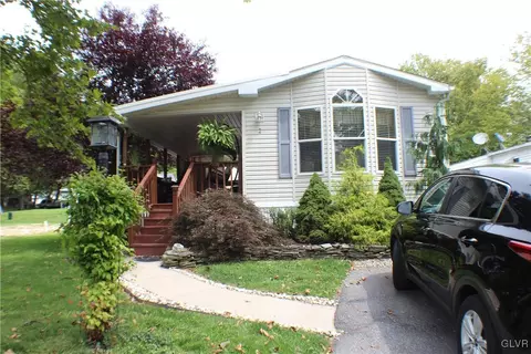 2 Lakeview Ct, Bath, PA 18014 photo 2