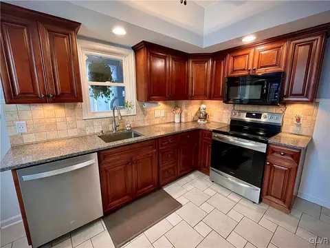 207 E High St, Hellertown, PA 18055 photo 4
