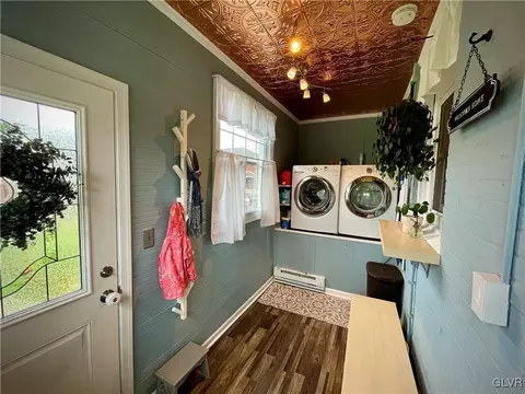 207 E High St, Hellertown, PA 18055 photo 11