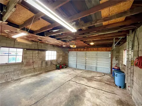 207 E High St, Hellertown, PA 18055 photo 23