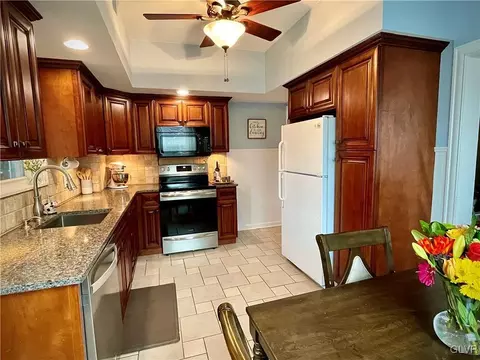 207 E High St, Hellertown, PA 18055 photo 5