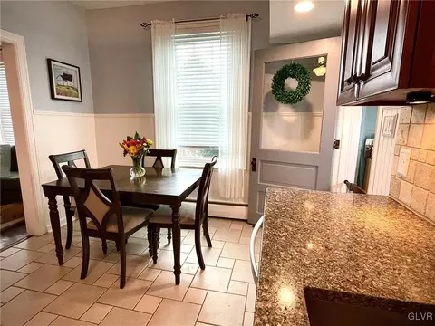 207 E High St, Hellertown, PA 18055 photo 8