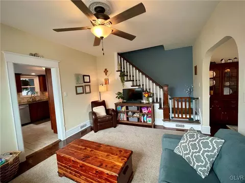 207 E High St, Hellertown, PA 18055 photo 7