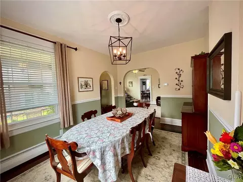 207 E High St, Hellertown, PA 18055 photo 9