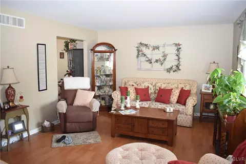 4 E 7th St, Wind Gap, PA 18091 photo 6