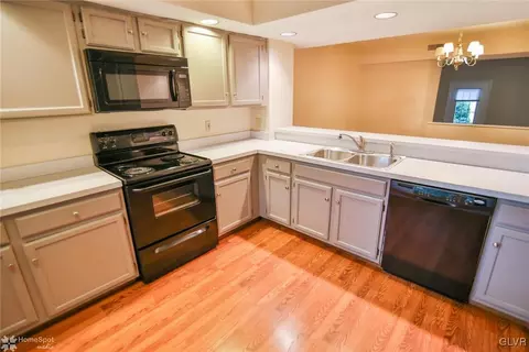 126 Founders Ct, Bethlehem, PA 18020 photo 9