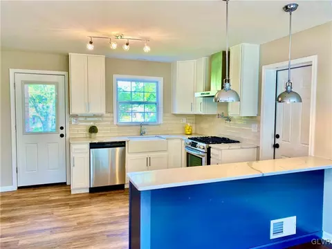 271 E Macada Rd, Bethlehem, PA 18017 photo 3