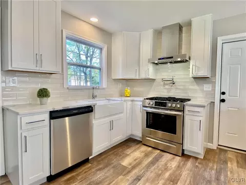 271 E Macada Rd, Bethlehem, PA 18017 photo 2