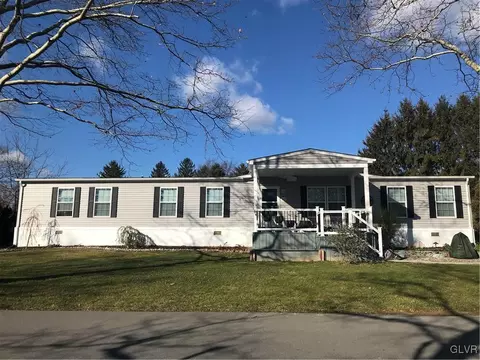 118 Hickory Hills Dr, Bath, PA 18014 photo 1