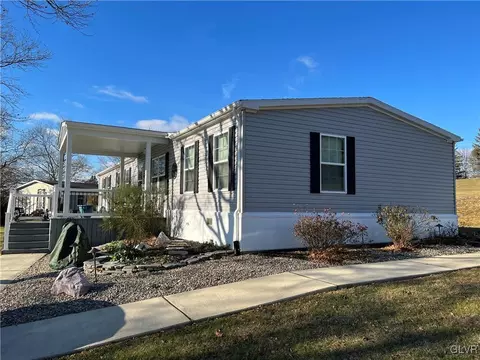 118 Hickory Hills Dr, Bath, PA 18014 photo 4