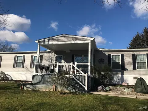 118 Hickory Hills Dr, Bath, PA 18014 photo 3