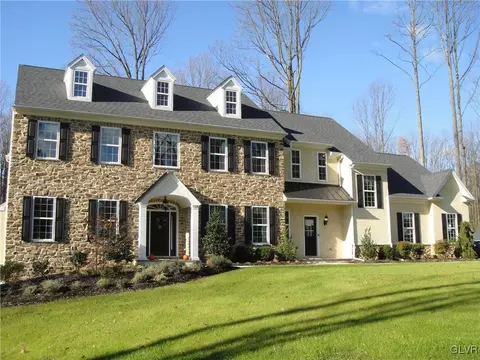2605 Long Ridge Dr, Hellertown, PA 18055