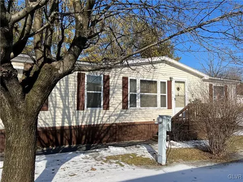 97 Quail Ct, Bath, PA 18014 photo 2