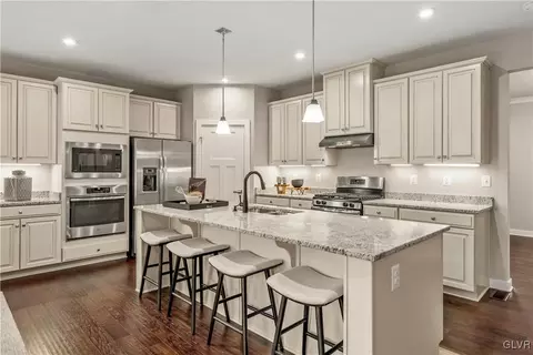 3834 Trythall St, Bethlehem, PA 18020 photo 2