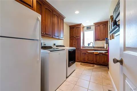 215 Eagle View Dr, Bath, PA 18014 photo 2