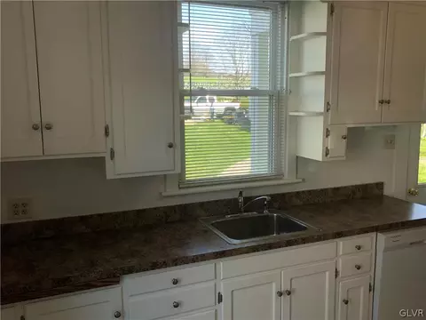 277 E Main St, Bath, PA 18014 photo 8