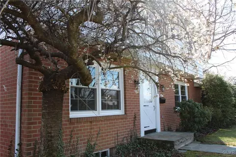 2004 Johnston Dr, Bethlehem, PA 18017 photo 3