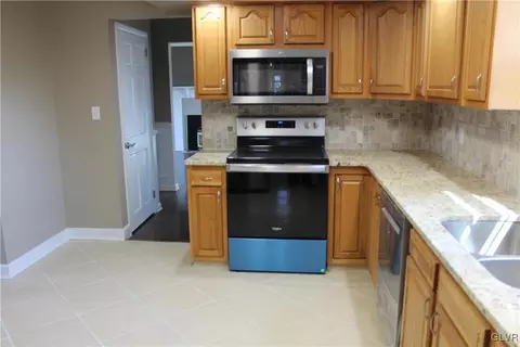 2004 Johnston Dr, Bethlehem, PA 18017 photo 13