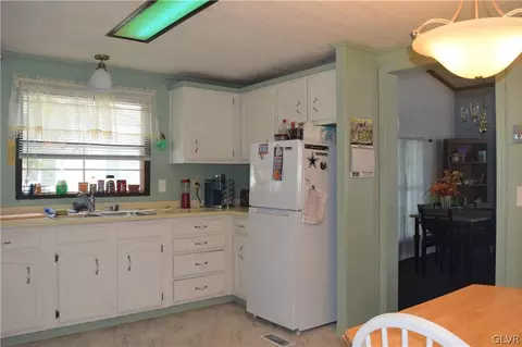 4 Cedar Ct, Bath, PA 18014 photo 8