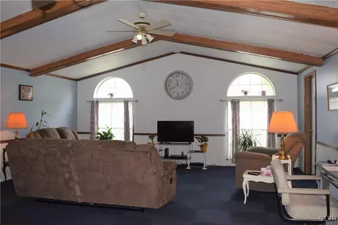 4 Cedar Ct, Bath, PA 18014 photo 3