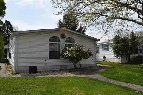 4 Cedar Ct, Bath, PA 18014 photo 1