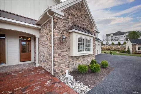 2064 Forge Run, Bethlehem, PA 18015 photo 2