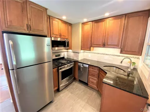 826 Maple Rd, Hellertown, PA 18055 photo 5