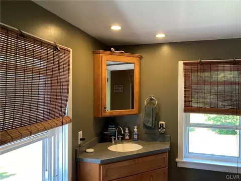 669 S Summit Rd, Bath, PA 18014 photo 33