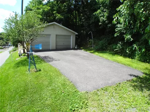 136 Mcilhaney Ave, Bath, PA 18014 photo 2