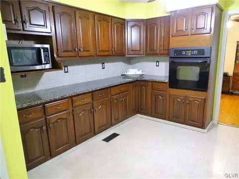 2808 Hillcrest Dr E, Coplay, PA 18037 photo 5