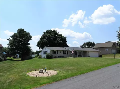 2808 Hillcrest Dr E, Coplay, PA 18037 photo 1