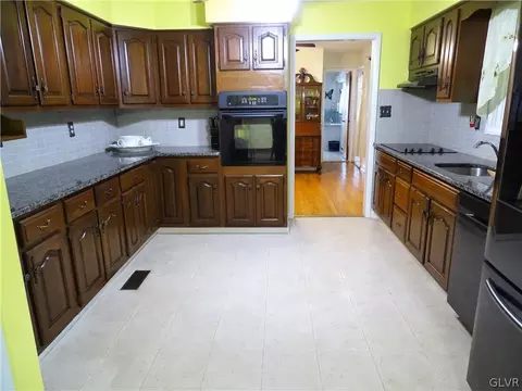 2808 Hillcrest Dr E, Coplay, PA 18037 photo 4