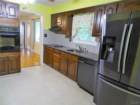2808 Hillcrest Dr E, Coplay, PA 18037 photo 6