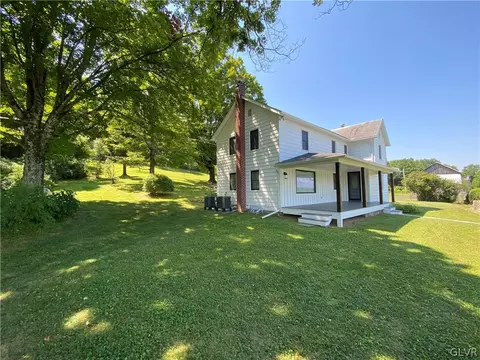654 Mountain View Dr, Gilbert, PA 18331 photo 2