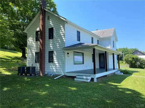 654 Mountain View Dr, Gilbert, PA 18331 photo 1
