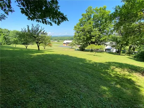 654 Mountain View Dr, Gilbert, PA 18331 photo 9