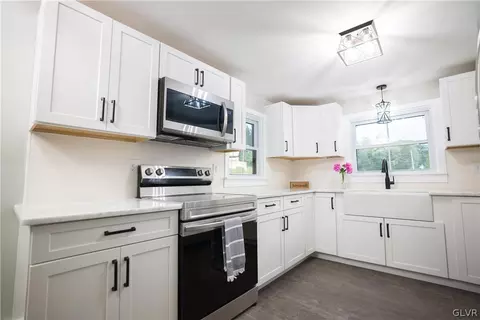 654 Mountain View Dr, Gilbert, PA 18331 photo 14